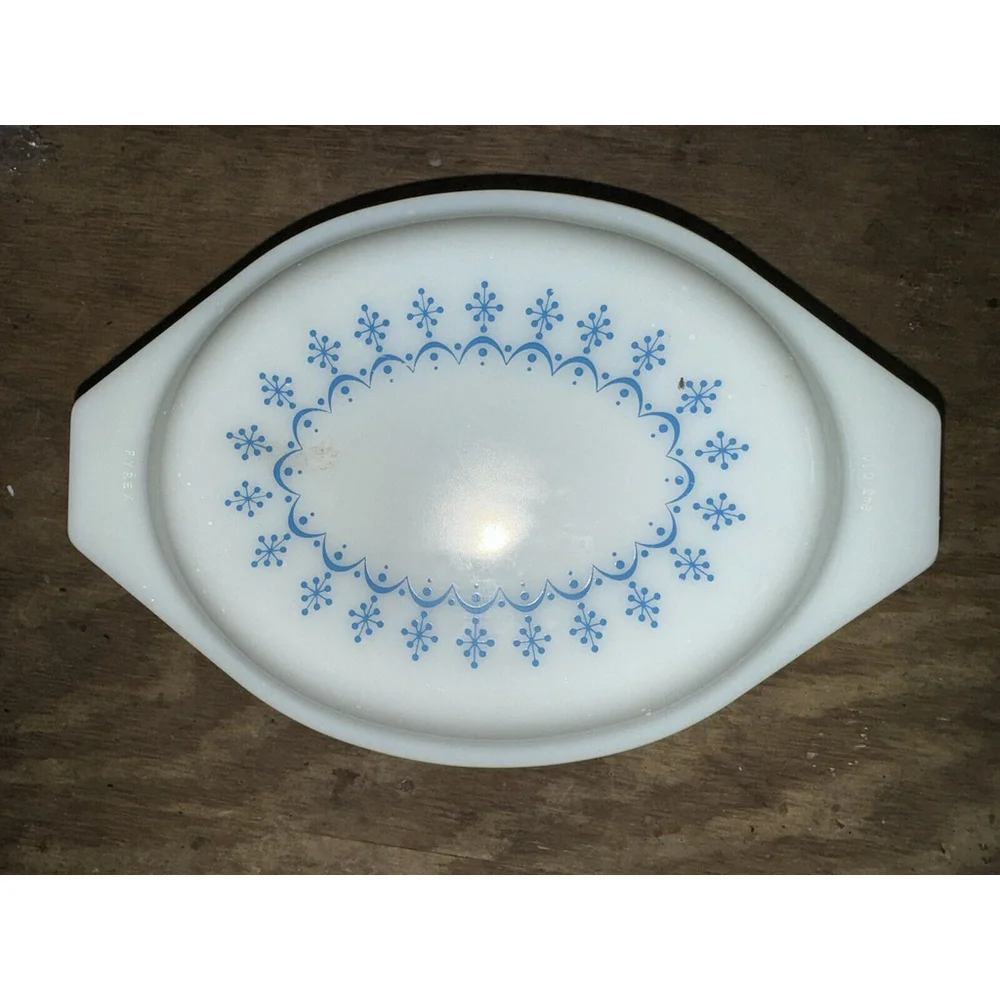 Vintage Pyrex Blue Snowflake Garland 1-1/2 QT Casserole Dish with Lid - Picture 2 of 5